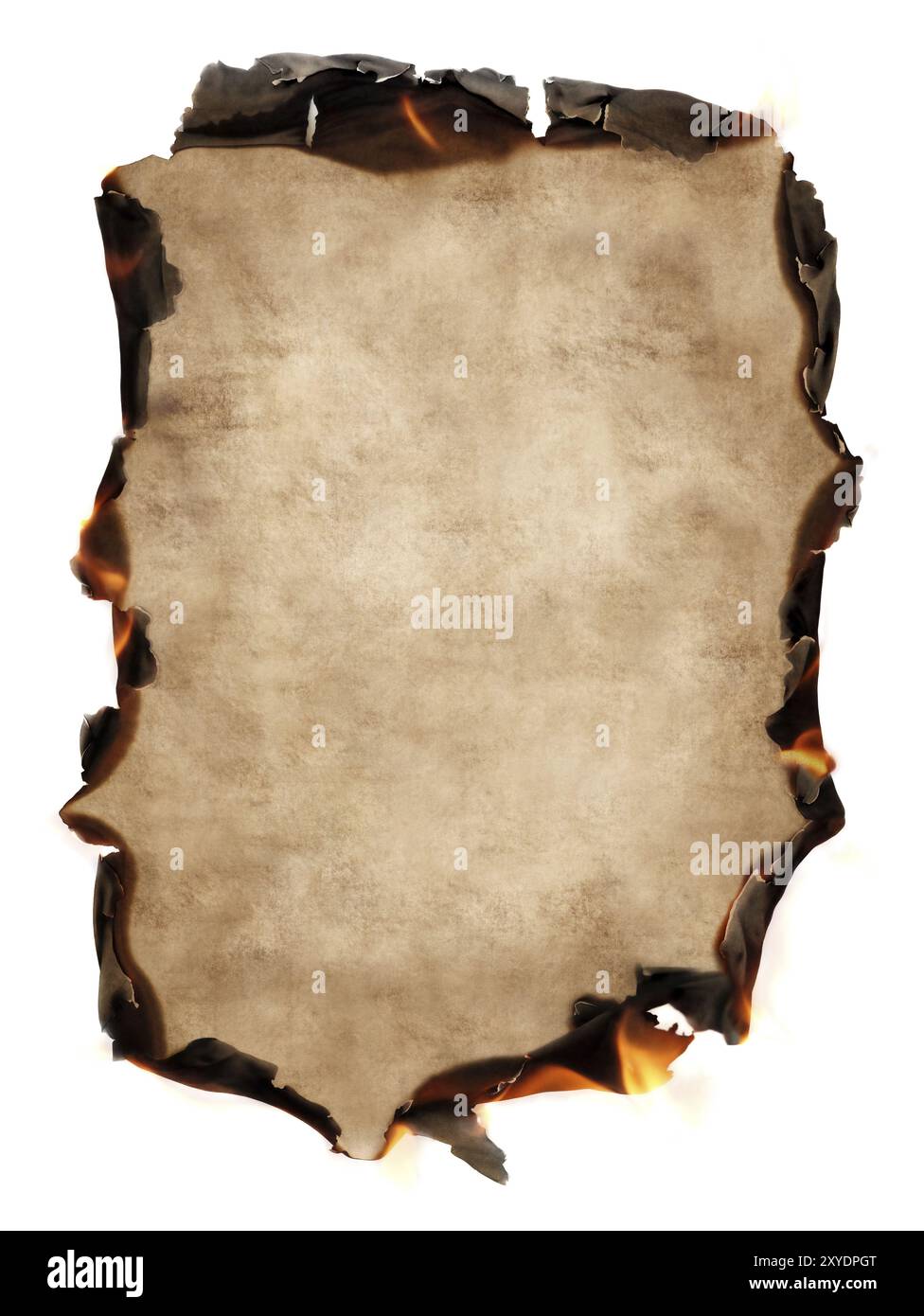 Blatt altes Vintage-Papier mit brennenden Kanten isoliert auf weißem Hintergrund. Sichere Informationen, Liebesbrief, Erinnerungskonzept Stockfoto