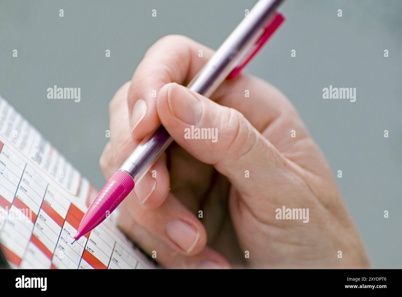 Hand mit Stift Stockfoto