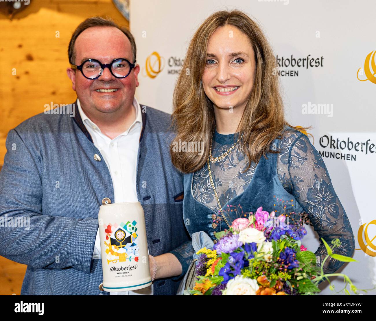 München, Deutschland. August 2024. Clemens Baumgaertner (CSU), Annika Mittelmeier bei der Präsentation des offiziellen Bechers für das Oktoberfest 2024 im Armbrustschuetzenzelt am 29. August 2024 in München. Der Designer wurde vorgestellt und es gab Transphobe-Witze. (Foto: Alexander Pohl/SIPA USA) Credit: SIPA USA/Alamy Live News Stockfoto