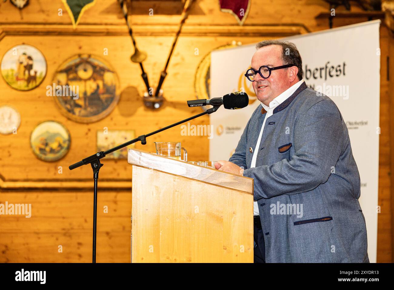 München, Deutschland. August 2024. Clemens Baumgaertner ( CSU ) bei der Präsentation des offiziellen Bechers für das Oktoberfest 2024 im Armbrustschuetzenzelt am 29. August 2024 in München. Der Designer wurde vorgestellt und es gab Transphobe-Witze. (Foto: Alexander Pohl/SIPA USA) Credit: SIPA USA/Alamy Live News Stockfoto