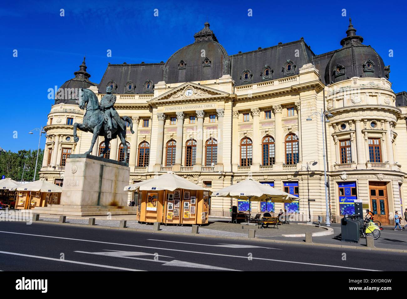 Bukarest, Rumänien, 25. September 2021: Zentrale Universitätsbibliothek mit Reiterdenkmal an König Carol I. davor auf dem Revolutionei-Platz (Pi Stockfoto