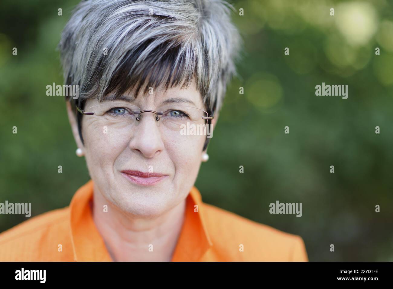 Porträt einer freundlichen Frau Stockfoto