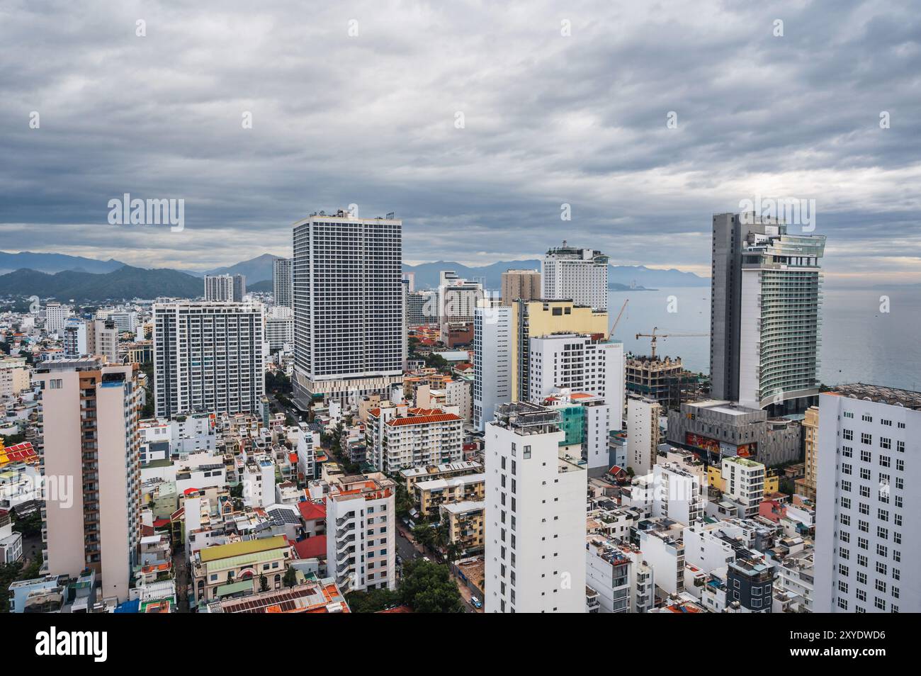 Panoramablick von oben von einer Drohne auf den Ferienort Nha Trang Stadt in Vietnam an einem Sommertag mit bewölktem Himmel. Nha Trang, Vietnam - 18. Juli 2024 Stockfoto