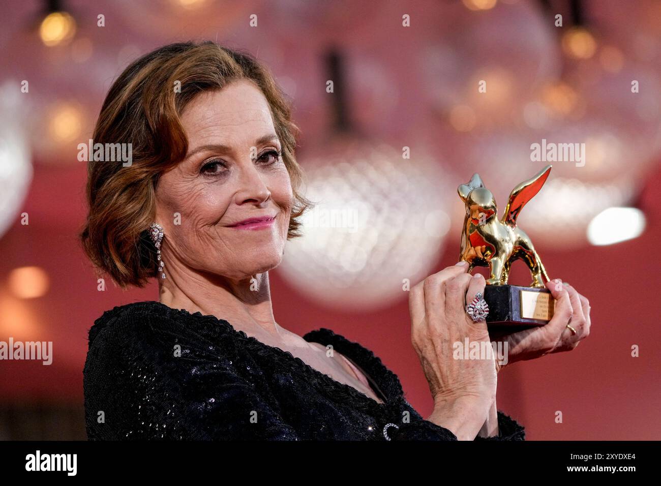 Venedig, Italien. August 2024. Sigourney Weaver besucht während des 81. Internationalen Filmfestivals Venedig einen roten Teppich für den Goldenen Löwen. (Foto: Stefano Costantino/SOPA Images/SIPA USA) Credit: SIPA USA/Alamy Live News Stockfoto