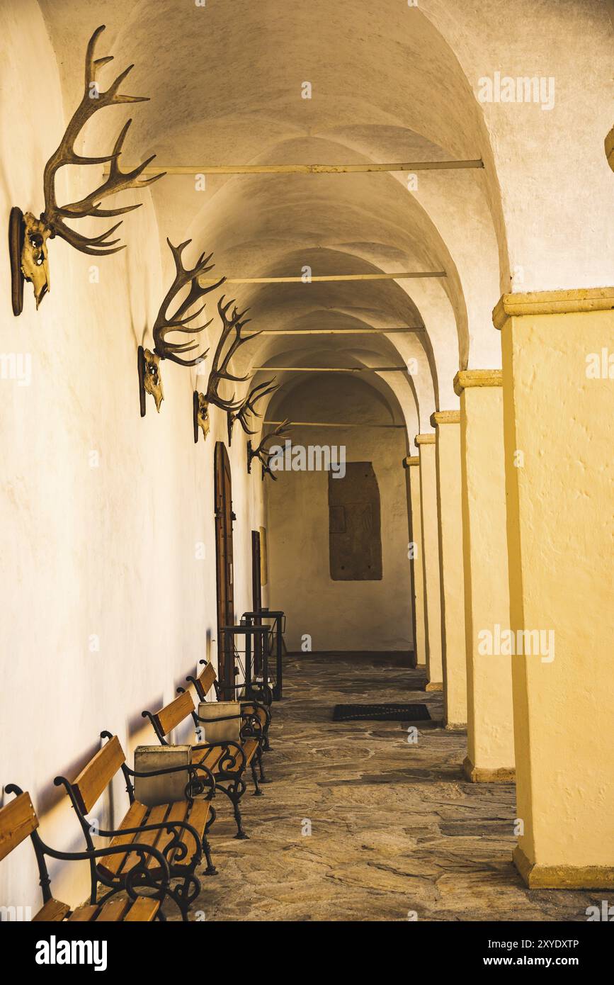 Stubenberg am See, Steiermark, Österreich 22.10.2016: Schloss Herberstein in Europa. Architektur des Herberstein schlosses, mitten im Innenhof. Touristen Stockfoto