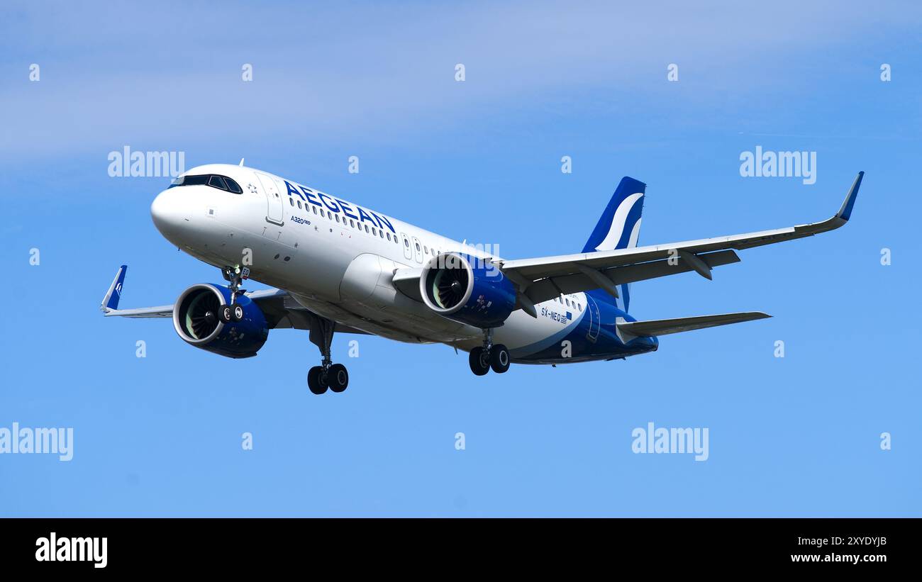 Aegean Airlines Airbus A320 Neo landet mit klarem blauen Himmel. London - 28. August 2024 Stockfoto
