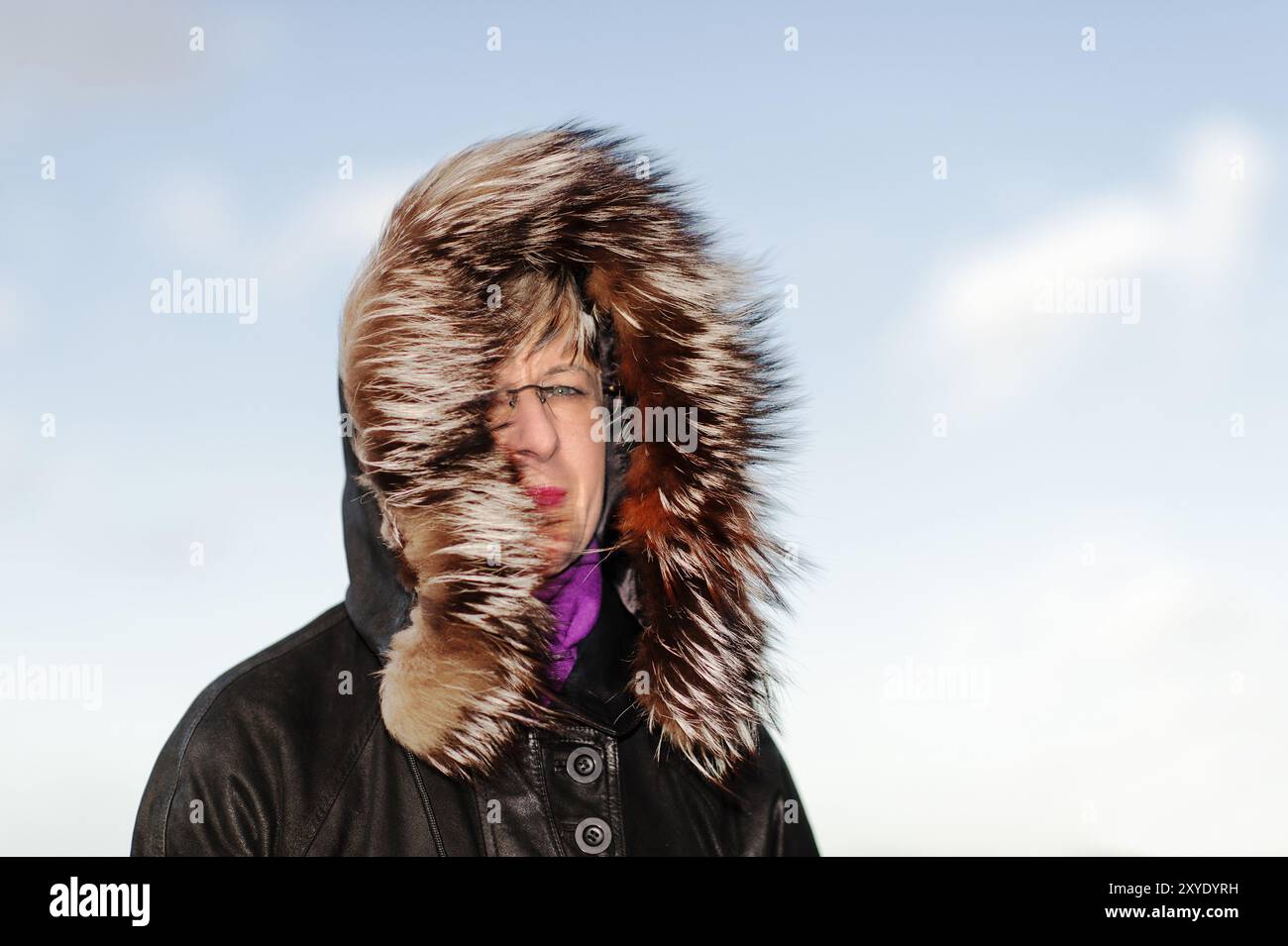 Porträt einer Frau mit einer fellbesetzten Kapuze im Herbstwind Stockfoto