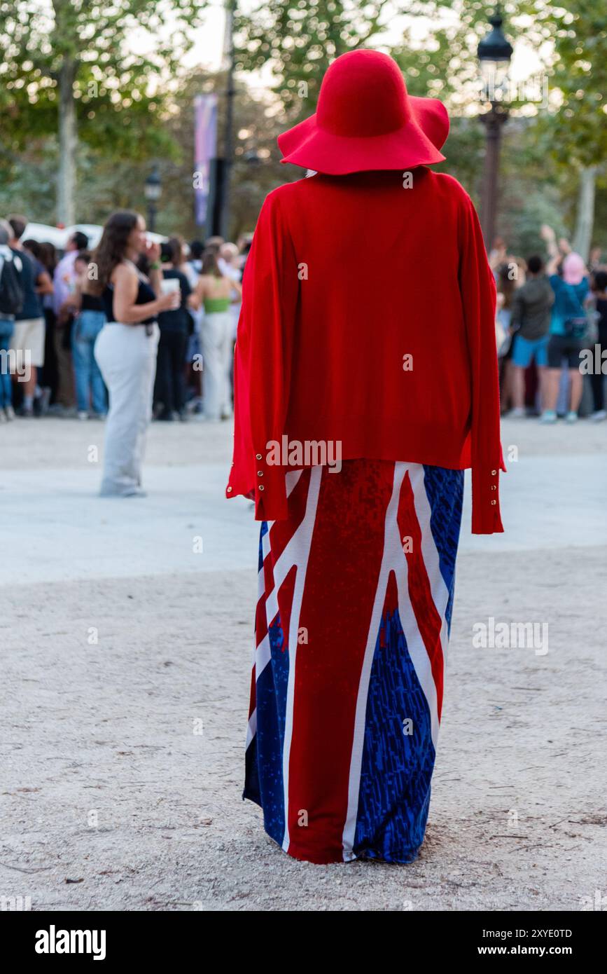 Eine Frau in einem Outfit, das die Flagge Großbritanniens repräsentiert, nimmt an der Eröffnungszeremonie der Paralympischen Spiele 2024 in Paris auf der Avenue des Champs-Elysées Teil. Quelle: Fabienne Koch/Alamy Live News Stockfoto