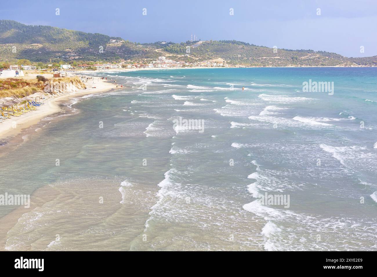 Sommer griechischer Strand Urlaub Hintergrund mit türkisfarbenen Meerwasserwellen und Sandstrand, Sarti, Griechenland, Europa Stockfoto