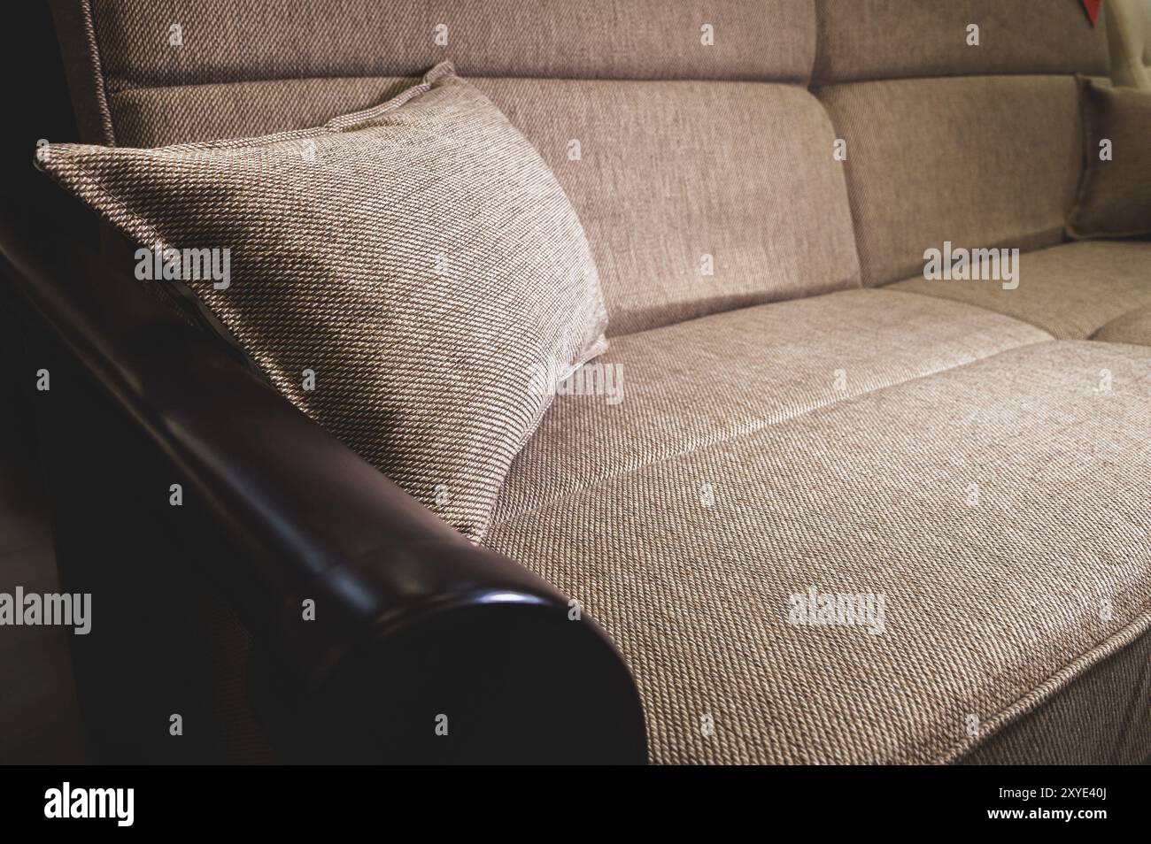 Nahaufnahme Griff Armlehne Textil beige Sofa. Neue Möbel. Geringe Schärfentiefe Stockfoto