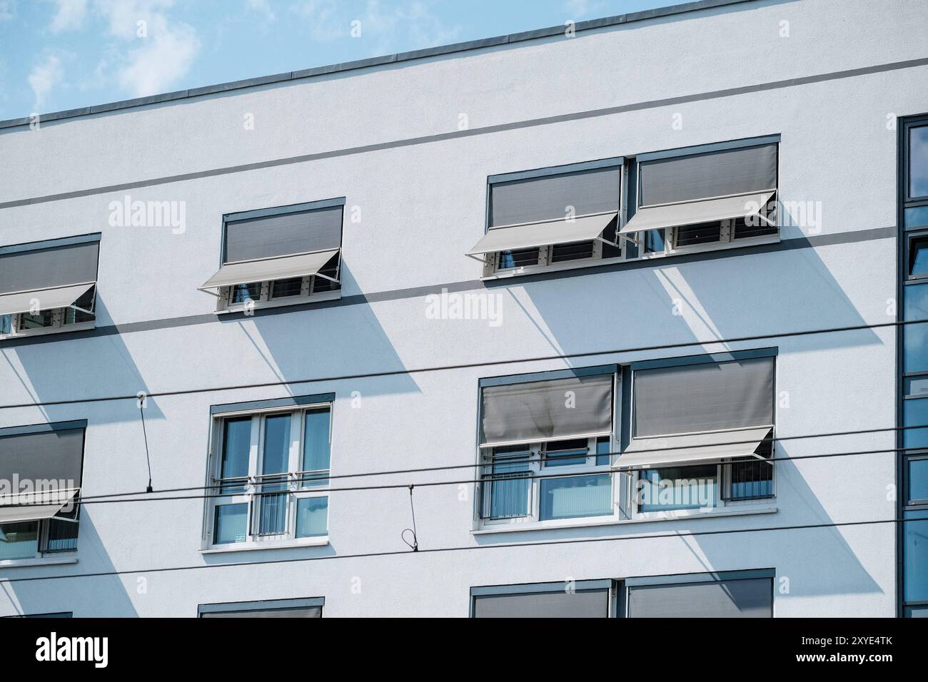 Düsseldorf 29.08.2024 Wohnen Wohnungen Immobilien Miete Mietpreise Altbau Renovierung Mietshaus Wohnungsbau Ballungsgebiet bezahlbarer Wohnraum Wohnungssuche Mietspiegel CO2-Preis CO2 Bundes-Klimaschutzgesetz Heizen Heizung Klimapaket Mieter Vermieter Mietpreis-Bremse Mietpreisbremse Wohnungsnot Klimasteuer Energiewende Büro Büros Homeoffice Home-Office Aluminium Jalousie Hitze Sonne Sonneneinstrahlung Sommer Sonnenstrahlen Sichtschutz Sonnenschutz Lamellen Witterungsschutz Fensterjalousie Fensterjalousie adenmarkisen Düsseldorf 2024** Nordrhein-Westfalen Düsseldorf Stockfoto