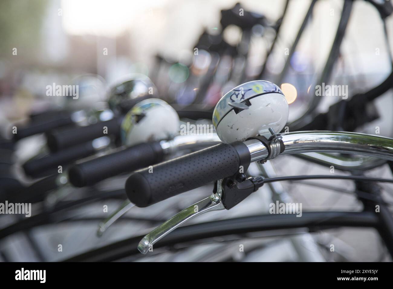 Bunte Fahrradglocken auf geparkten Fahrrädern, Stadtleben Stockfoto