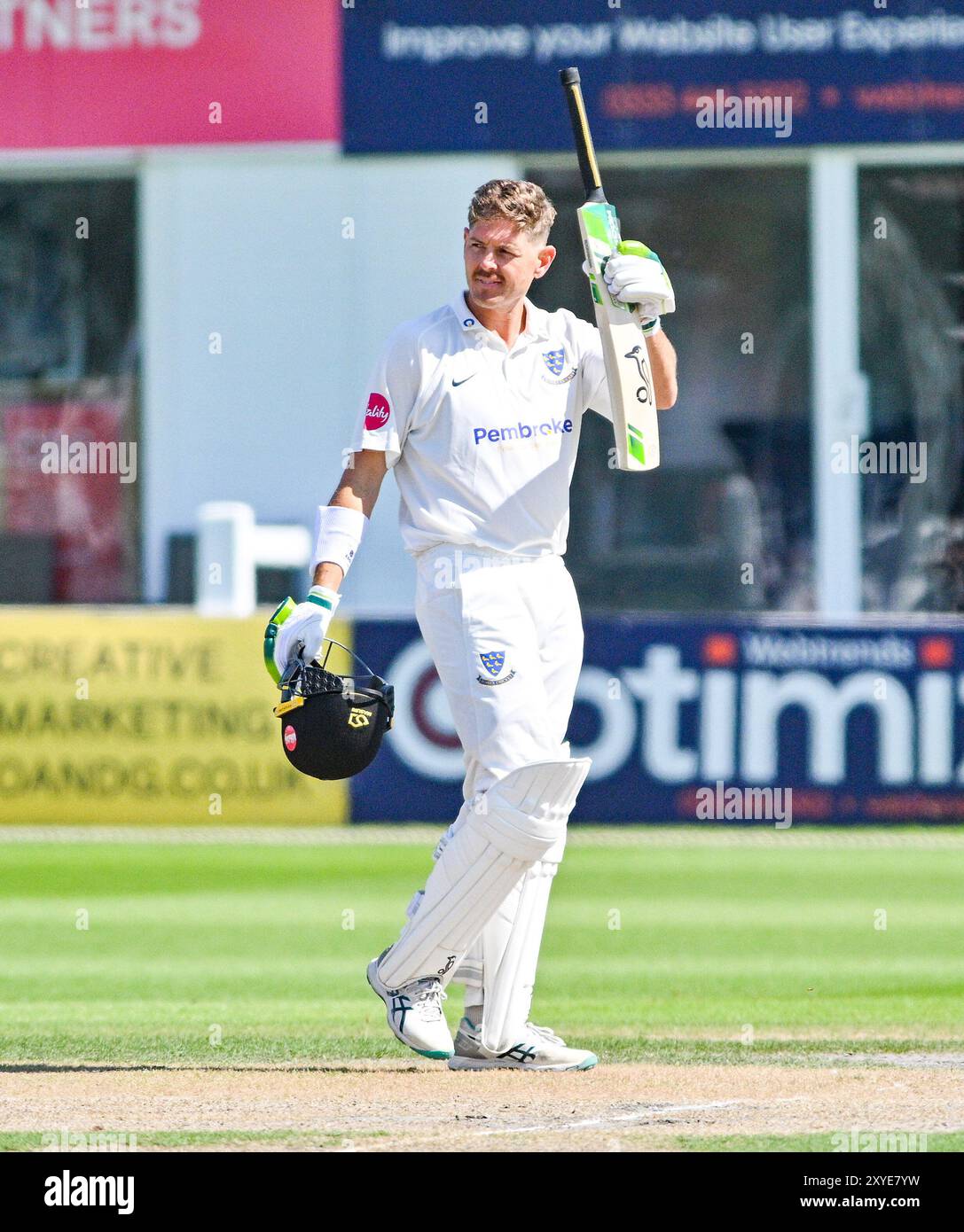 Hove UK 29. August 2024 - Dan Hughes aus Sussex hebt seine Fledermaus, um sein Jahrhundert zu feiern, während des ersten Tages des Cricketspiels der Vitality County Championship League zwei zwischen Sussex und Derbyshire auf dem 1. Central County Ground in Hove: Credit Simon Dack /TPI/ Alamy Live News Stockfoto