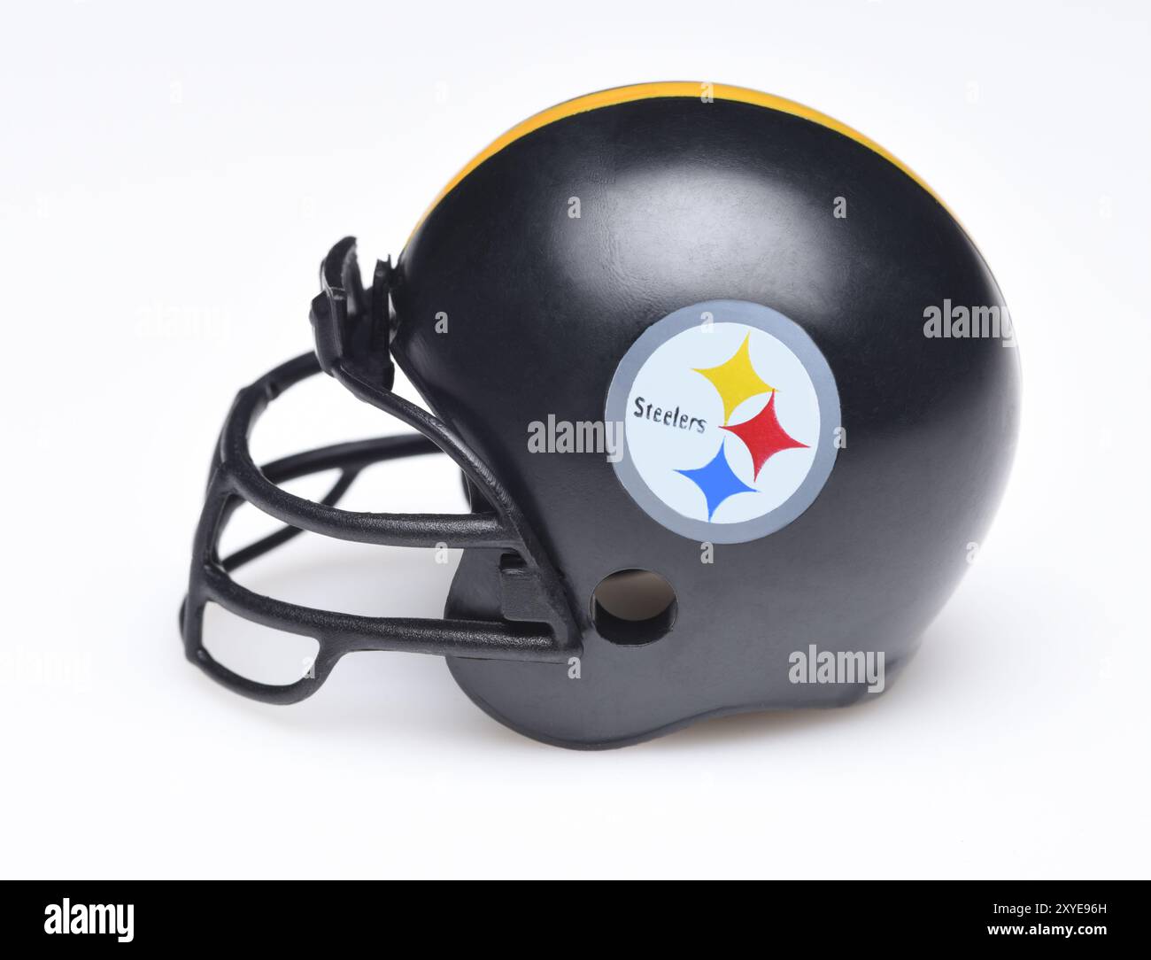 IRVINE, KALIFORNIEN - 30. AUGUST 2018: Mini Collectable Football Helm für die Pittsburgh Steelers der American Football Conference North. Stockfoto