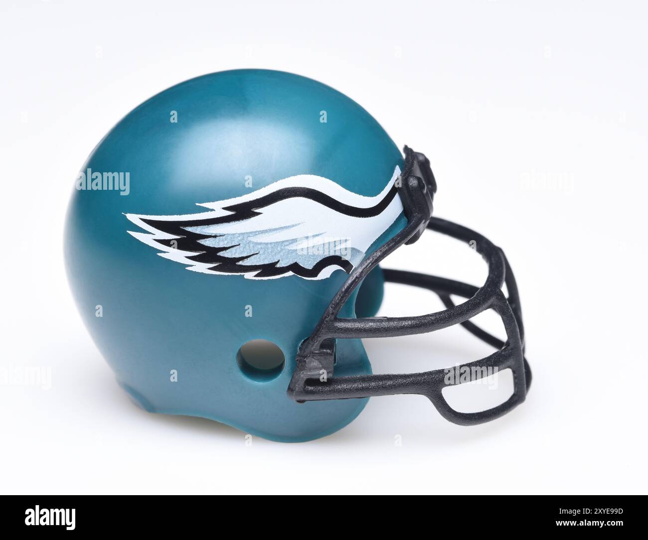 IRVINE, KALIFORNIEN - 30. AUGUST 2018: Mini-Sammler-Fußballhelm für die Philadelphia Eagles der National Football Conference East. Stockfoto