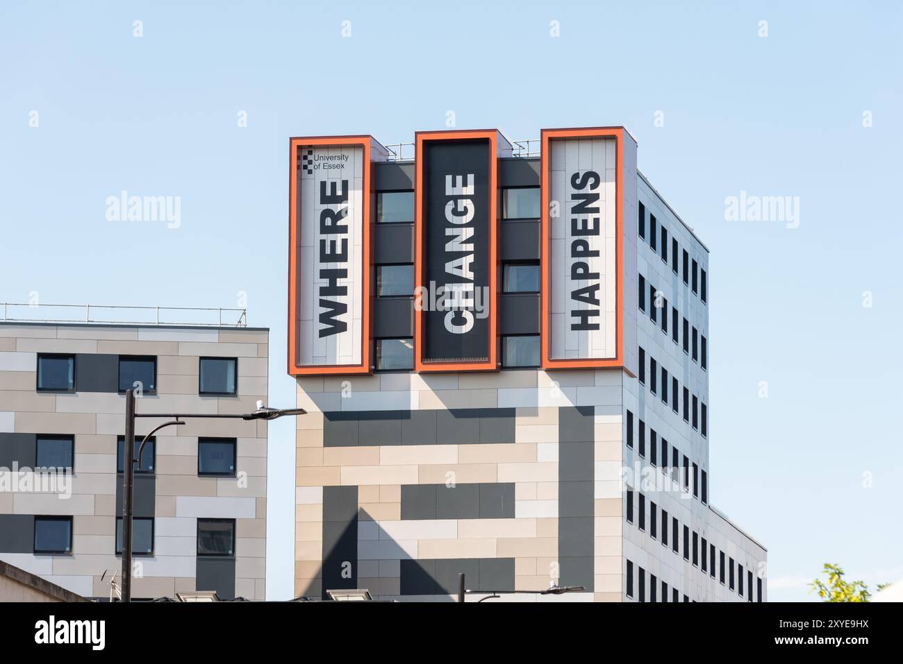 Neue Verkleidung, die die farbenfrohe HPL-Brandschutzverkleidung in der Studentenunterkunft der University of Essex in Southend on Sea ersetzte. Slogan ändern Stockfoto