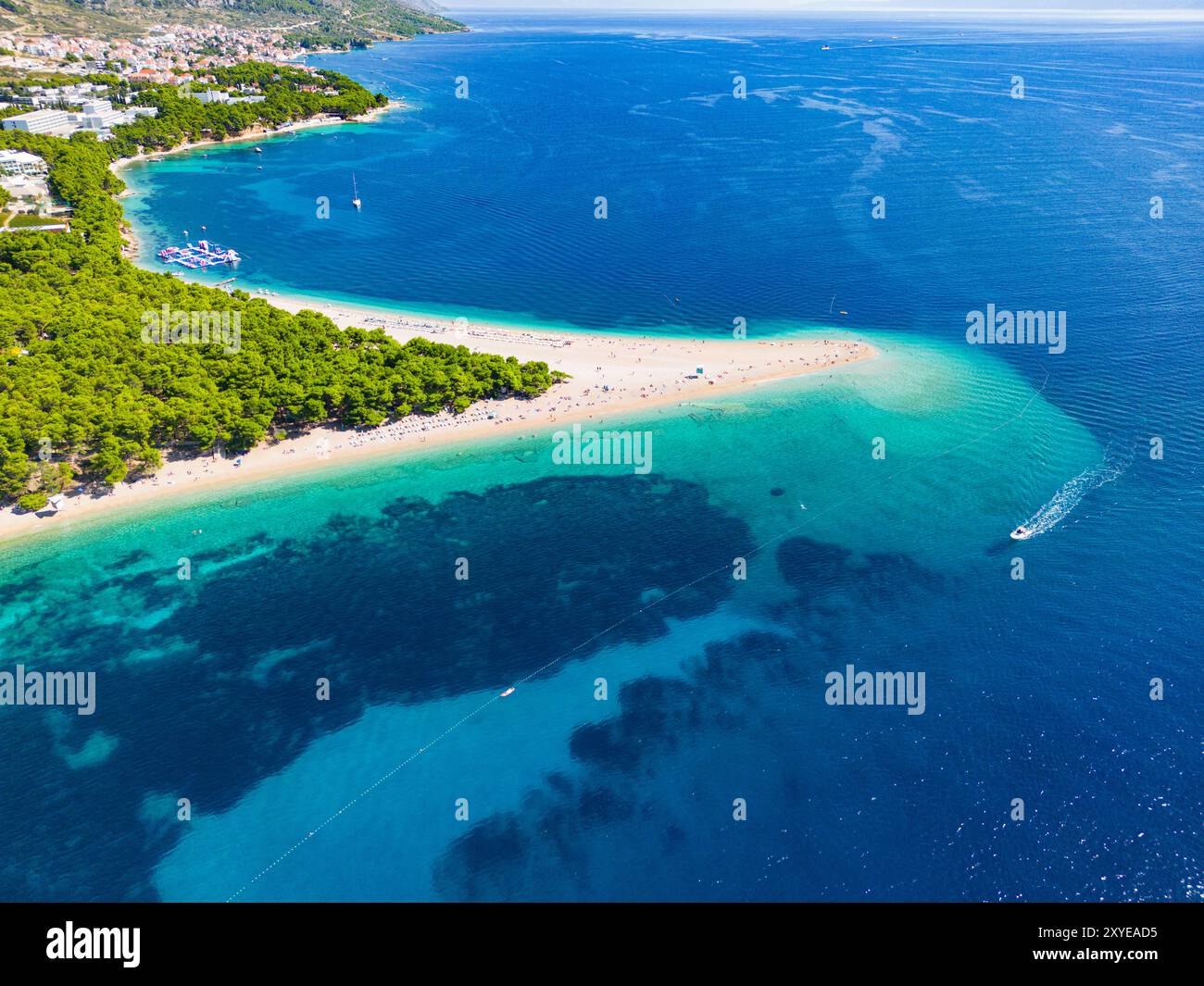 Luftaufnahme über dem atemberaubenden Strand von Zlatni Rat in Bol, Kroatien Stockfoto