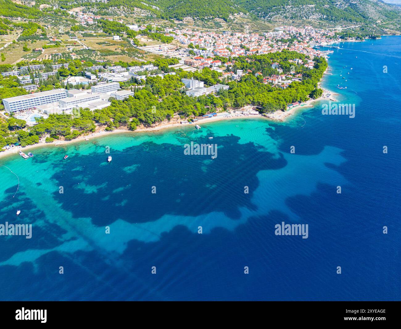 Luftaufnahme über der Küste von Bol auf der Insel Brač in Kroatien Stockfoto