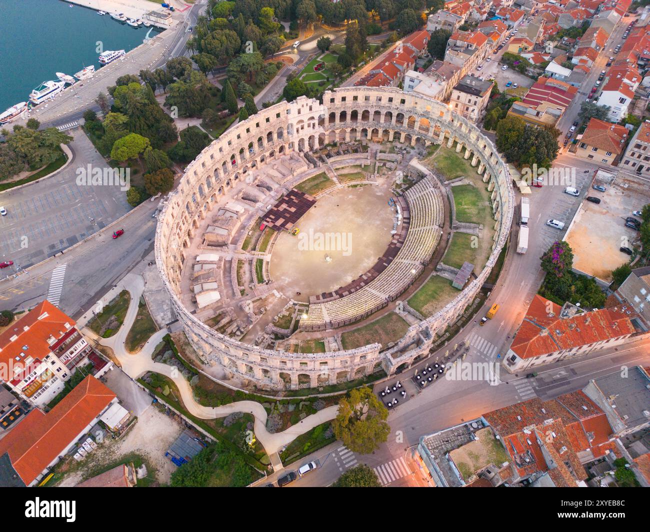 Blick aus der Vogelperspektive über das römische Amphitheater in Pula, Kroatien am frühen Morgen Stockfoto