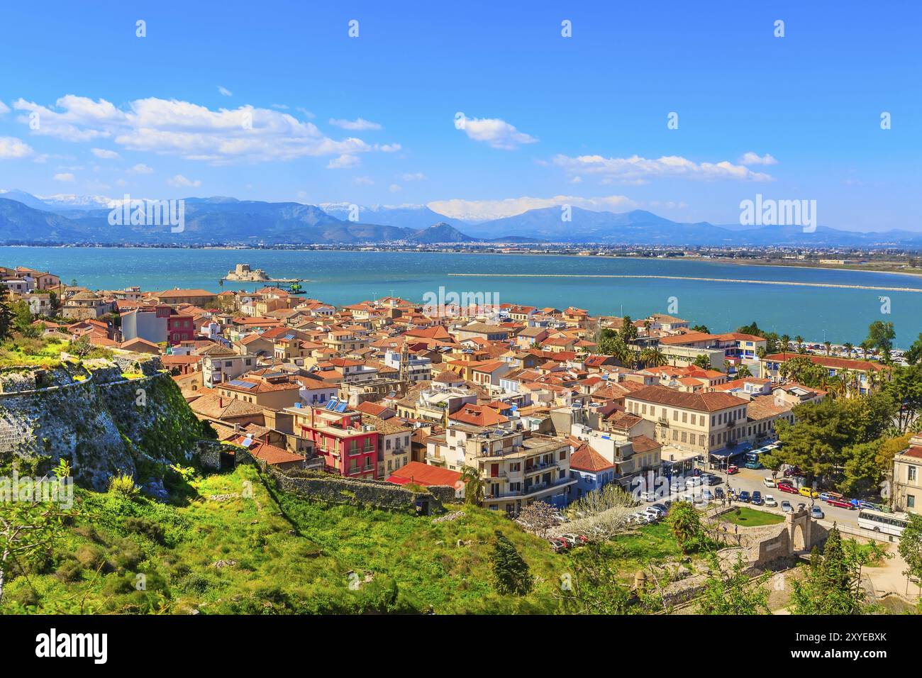 Nafplio oder Nafplion, Griechenland, Peloponnes Altstadt Luftpanorama mit Meer und Bourtzi Festung, Europa Stockfoto
