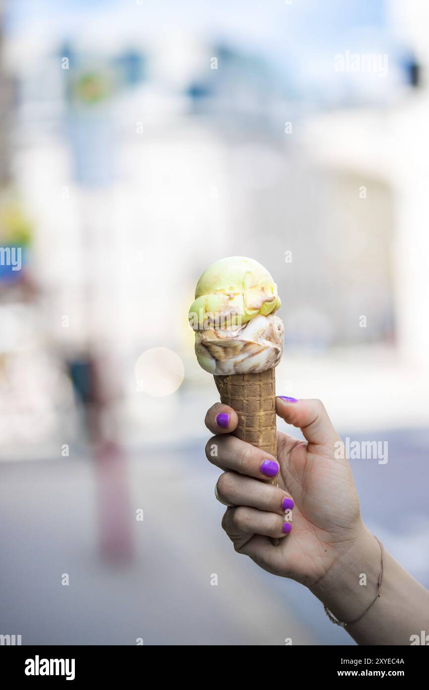 Frau hält das Eis in der Hand, schönen Sommertag Stockfoto