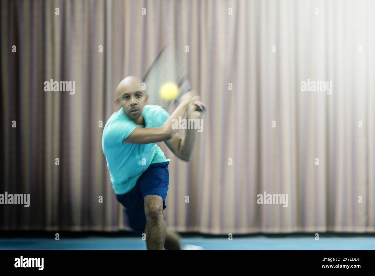 Tennisspieler mit verschwommener Bewegung im Angriffsspiel. Duisburg, Nordrhein-Westfalen, Deutschland, Europa Stockfoto