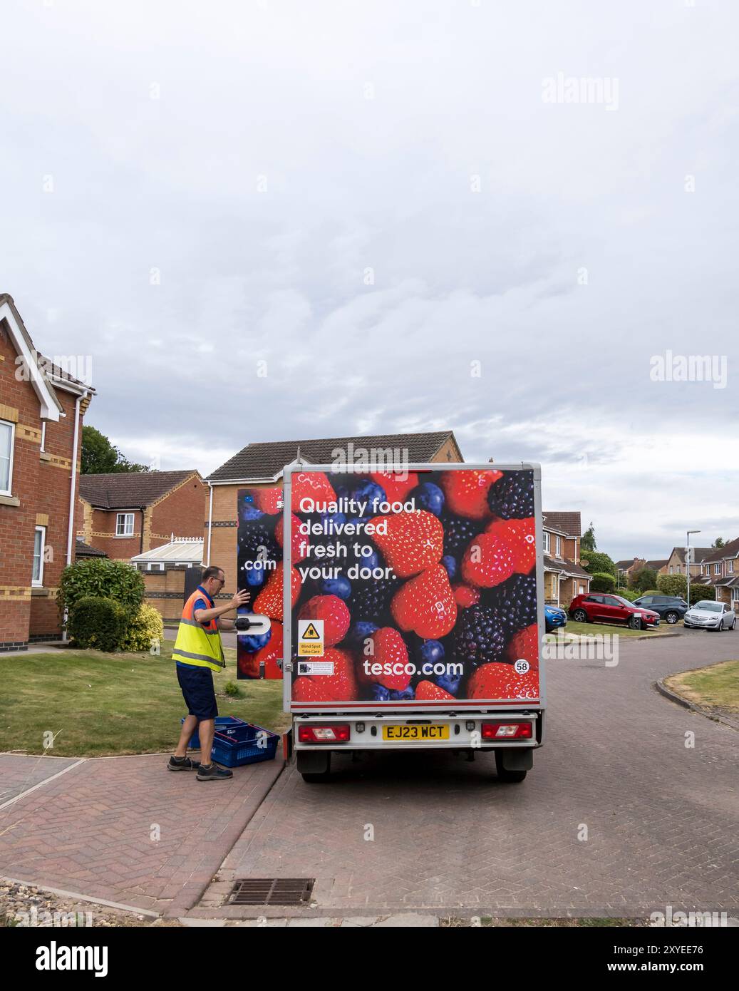 Tesco Fahrer liefert an Kunden, Cherry Willingham, Lincoln, Lincolnshire, England, UK Stockfoto