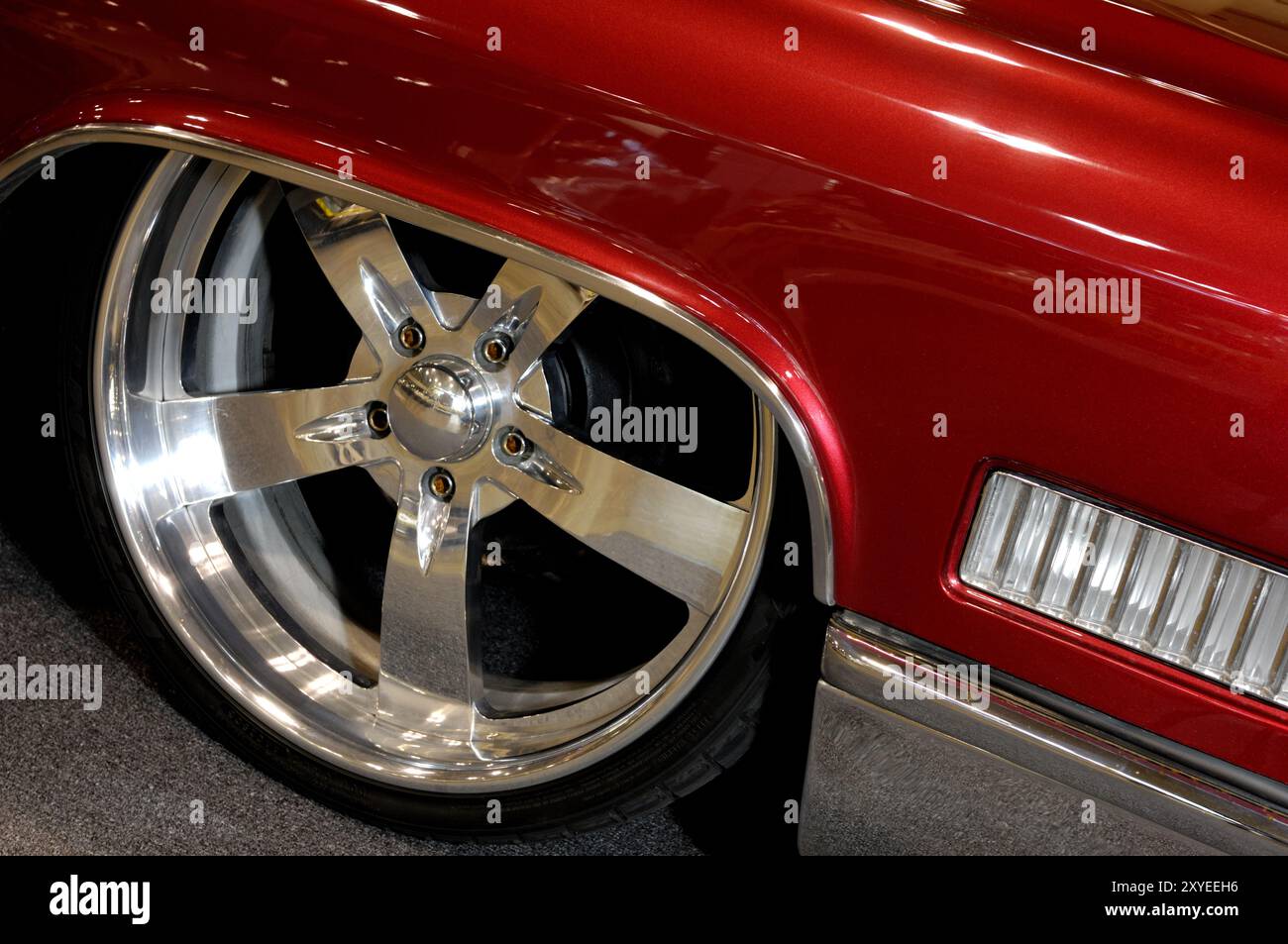 Großansicht mit glänzend verchromtem Custom Oldtimer-Rad Stockfoto