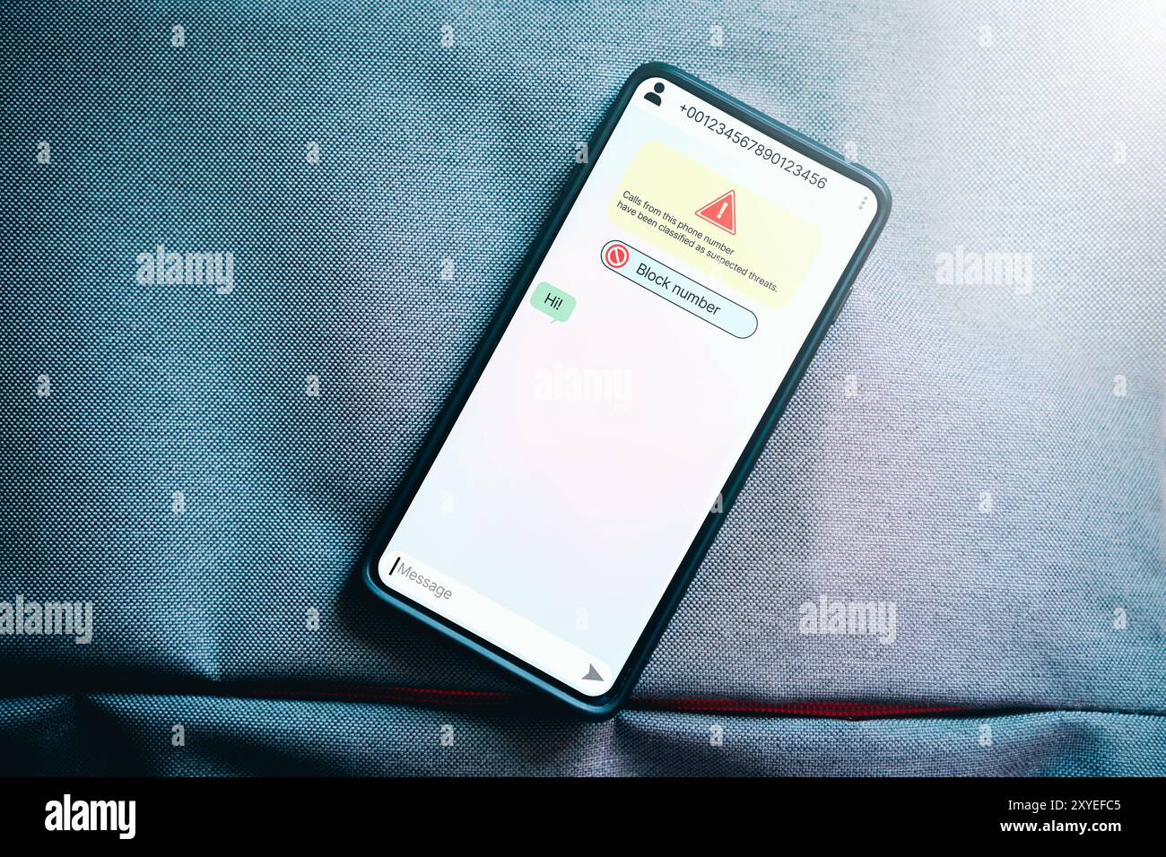 Das Smartphone empfängt eine Nachricht von mutmaßlichem Zahlenbetrug. Unerwünschter anonymer Anruf. Betrugs- und Phishing-Telefonkonzept. Nachricht von Fremdem. Stockfoto