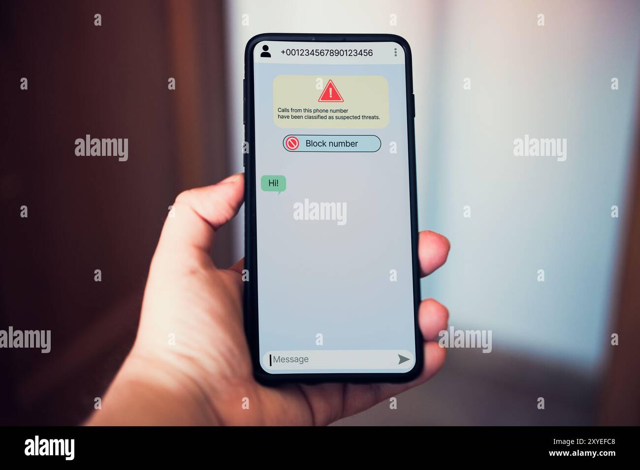 Frau erhält eine Nachricht auf dem Smartphone von mutmaßlichem Rufnummernbetrug. Unerwünschter anonymer Anruf. Betrugs- und Phishing-Telefonkonzept. Nachricht von Fremdem. Stockfoto