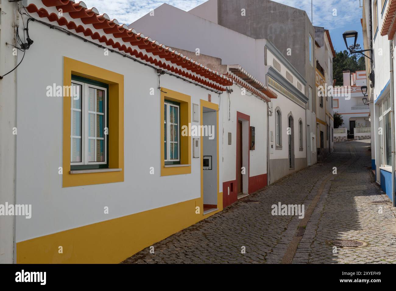 Alte Häuser in den kleinen Straßen von Odeceixe an der Algarve, Portugal, Europa Stockfoto