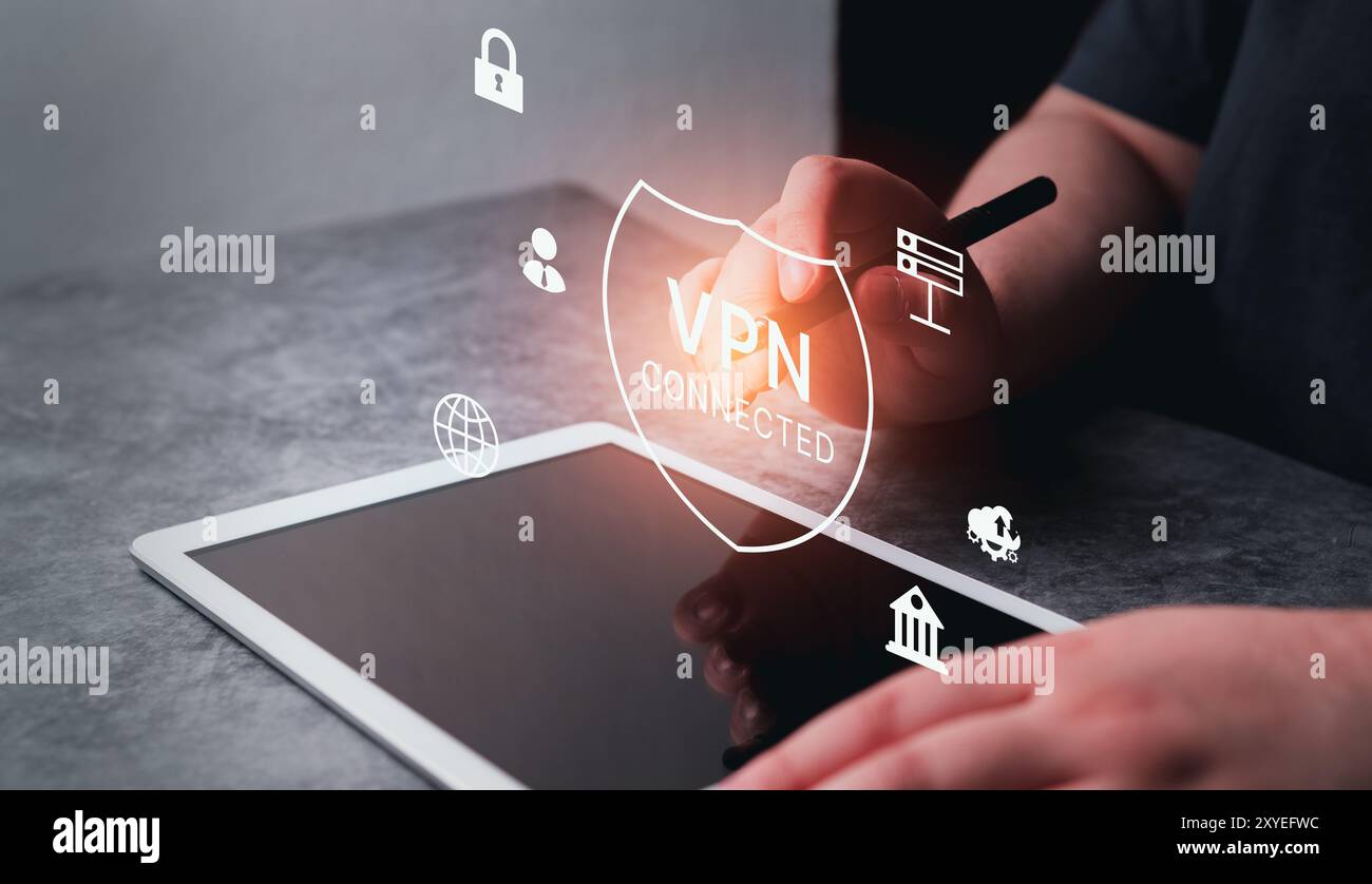 VPN Virtual Private Network Protokoll Konzept, Frau verwenden ein digitales Tablet mit vpn-Symbol auf der Hologramm-Schnittstelle. VPN-Konzept. Stockfoto