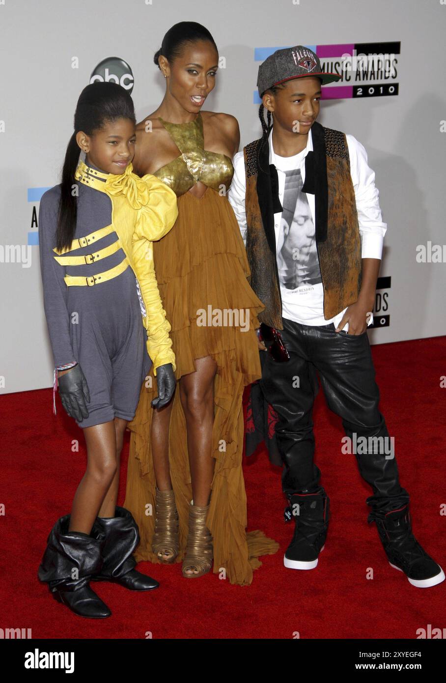 Willow Smith, Jada Pinkett Smith und Jaden Smith bei den American Music Awards 2010, die am 21. November im Nokia Theatre L.A. Live in Los Angeles stattfanden, Stockfoto