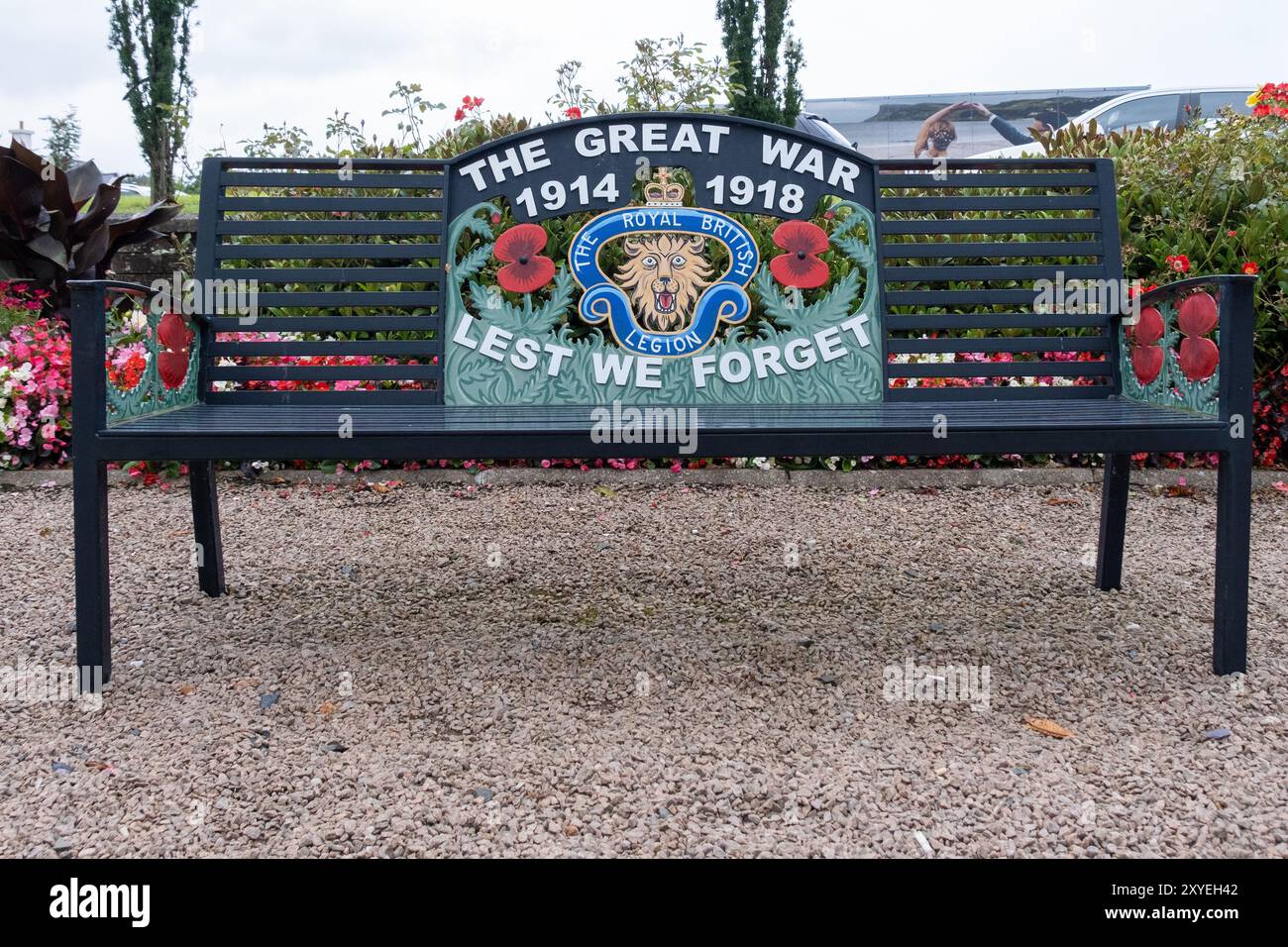 Schwarze Gedenkbank am Cenotaph, Wappen der Royal British Legion, in weiß mit dem Schriftzug The Great war 1914 1918. Ballycastle, Großbritannien - 24. August 2024. Stockfoto