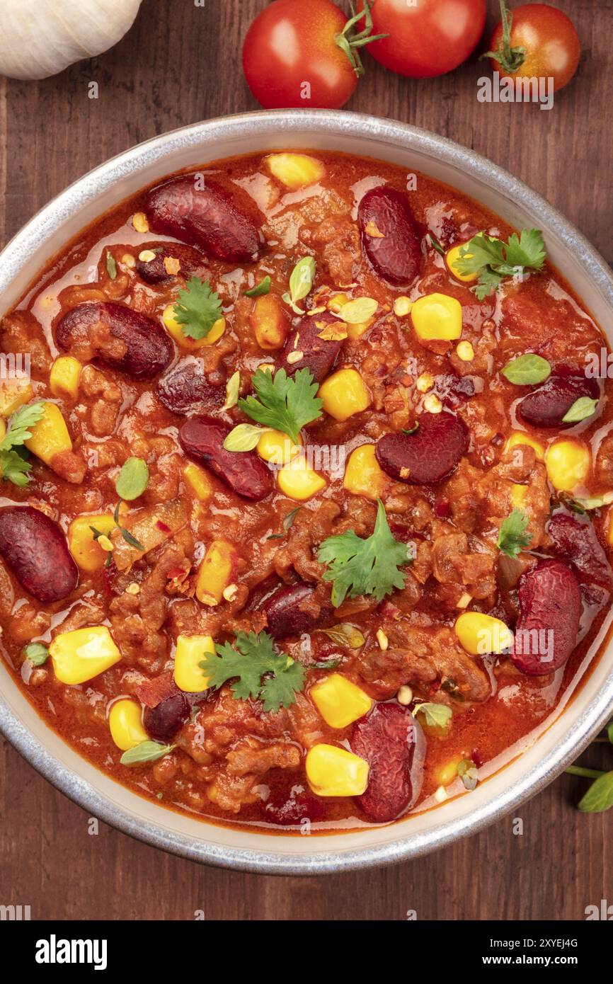 Ein overhead closeup Foto von Chili con Carne, einer traditionellen mexikanischen Schale mit roten Bohnen, Koriander Blätter, Hackfleisch und Paprika Stockfoto