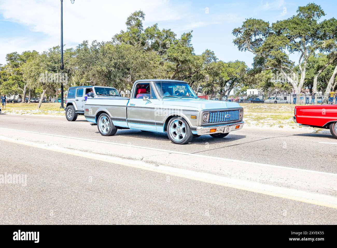 Gulfport, MS - 07. Oktober 2023: Weitwinkelansicht eines Pickup-Trucks des Typs Chevrolet C10 aus dem Jahr 1972 auf einer lokalen Autoshow. Stockfoto