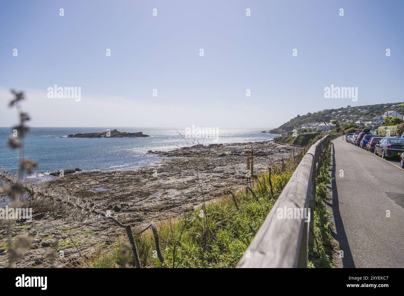 Autos parkten auf einer Straße an der Küste von Cornwall Stockfoto