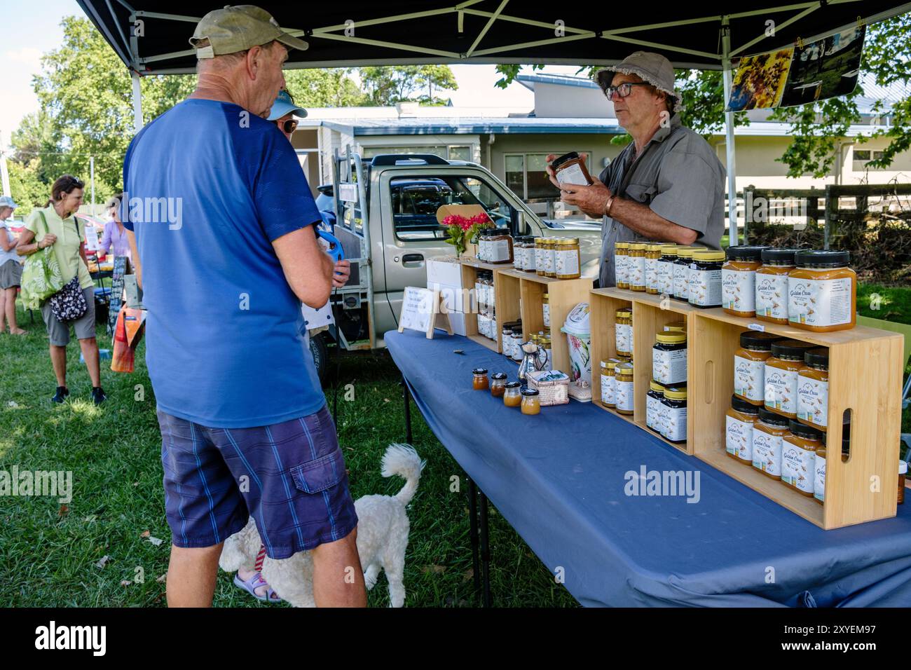Ein Verkaufsstand mit Honig auf einem Markt im Freien, Katikati, Bay of Plenty, Nordinsel, Neuseeland Stockfoto