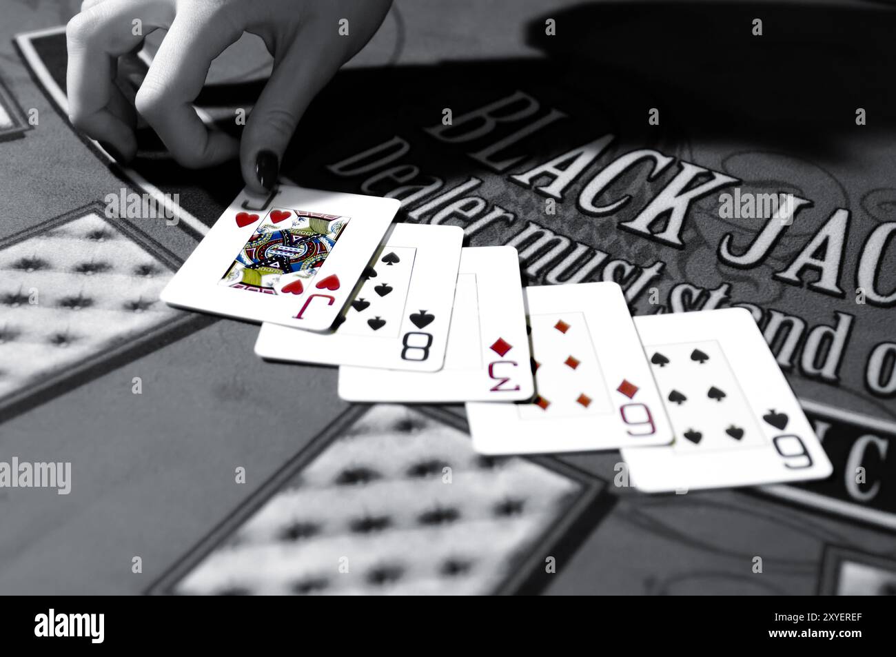 Hände einer Croupier-Händlerin an einem Blackjack-Kartentisch, die Karten in einem Casino vergibt Stockfoto