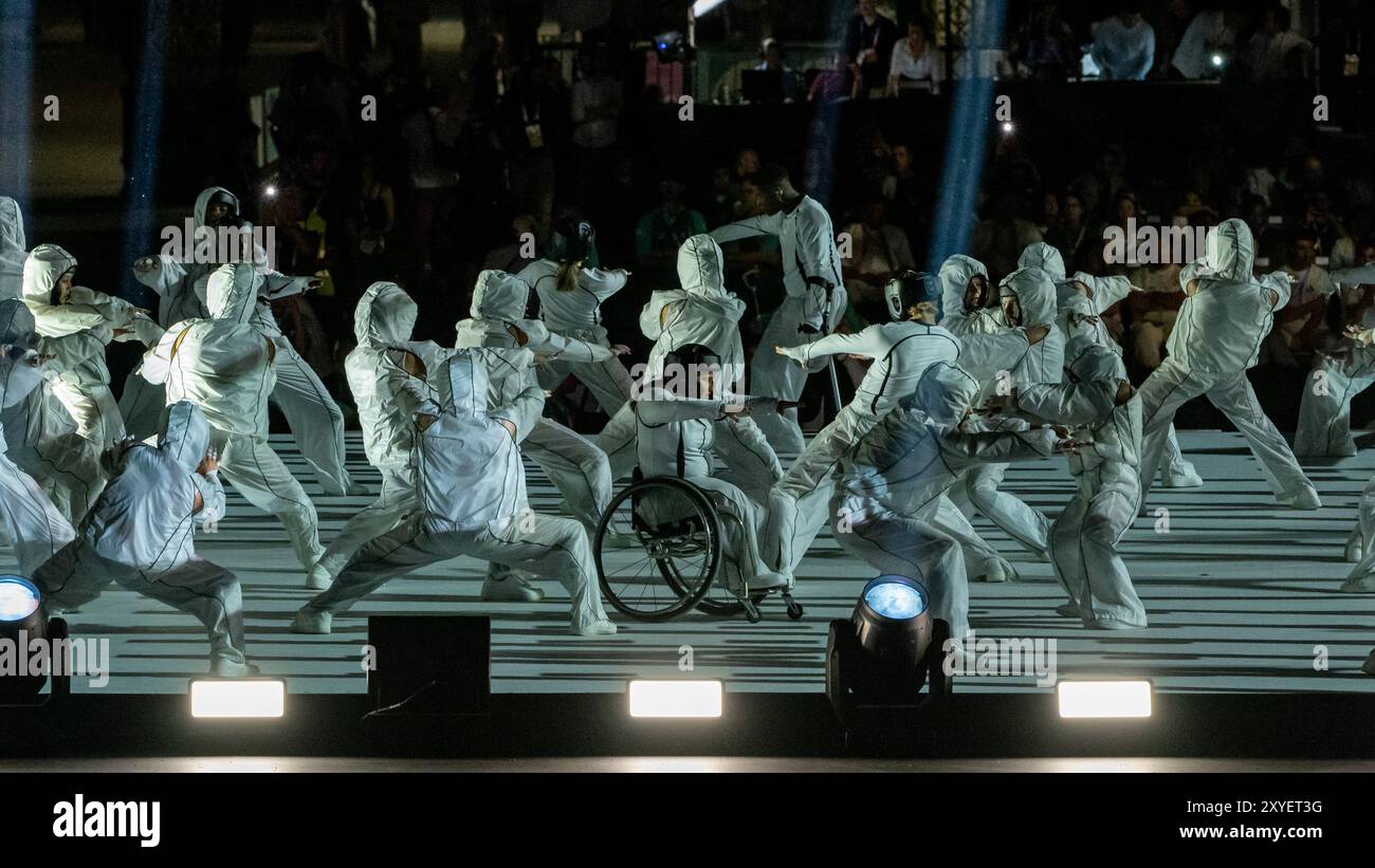 Der Sportographie-Tanz während der Eröffnungszeremonie der Paralympischen Spiele 2024 in Paris (Frankreich), 28. August 2024. Stockfoto