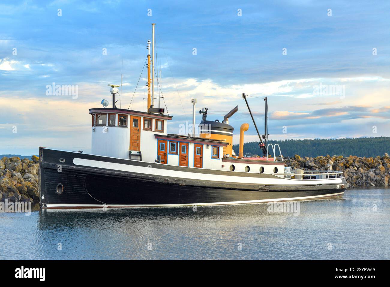 Boot am Yachthafen während der Dämmerung Stockfoto