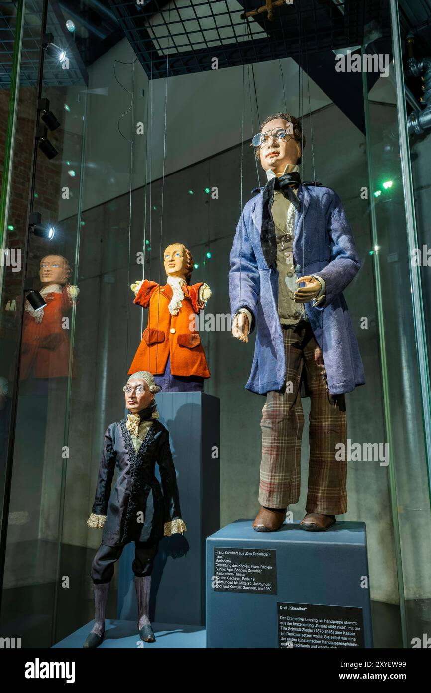 Puppentheatersammlung am neuen Standort im Kraftwerk Mitte die Puppentheatersammlung der Staatlichen Kunstsammlungen Dresden SKD, eine der weltweit größten ihrer Art, geöffnet am 7. September ihre Türen am neuen Standort: Auf etwa 2,600 Quadratmetern werden im Kraftwerk Mitte nicht nur 12,000 Marionetten, Handpuppen und andere Theaterfiguren beherbergt, auch ganze Bühnen und das umfangreiche Archiv, insgesamt über 100,000 Objekte, finden einen angemessenen Platz. Künftig wird es zwei Ausstellungen geben, die unabhängig voneinander besucht werden können: Die permanente Basis-Ausstellung präsentie Stockfoto