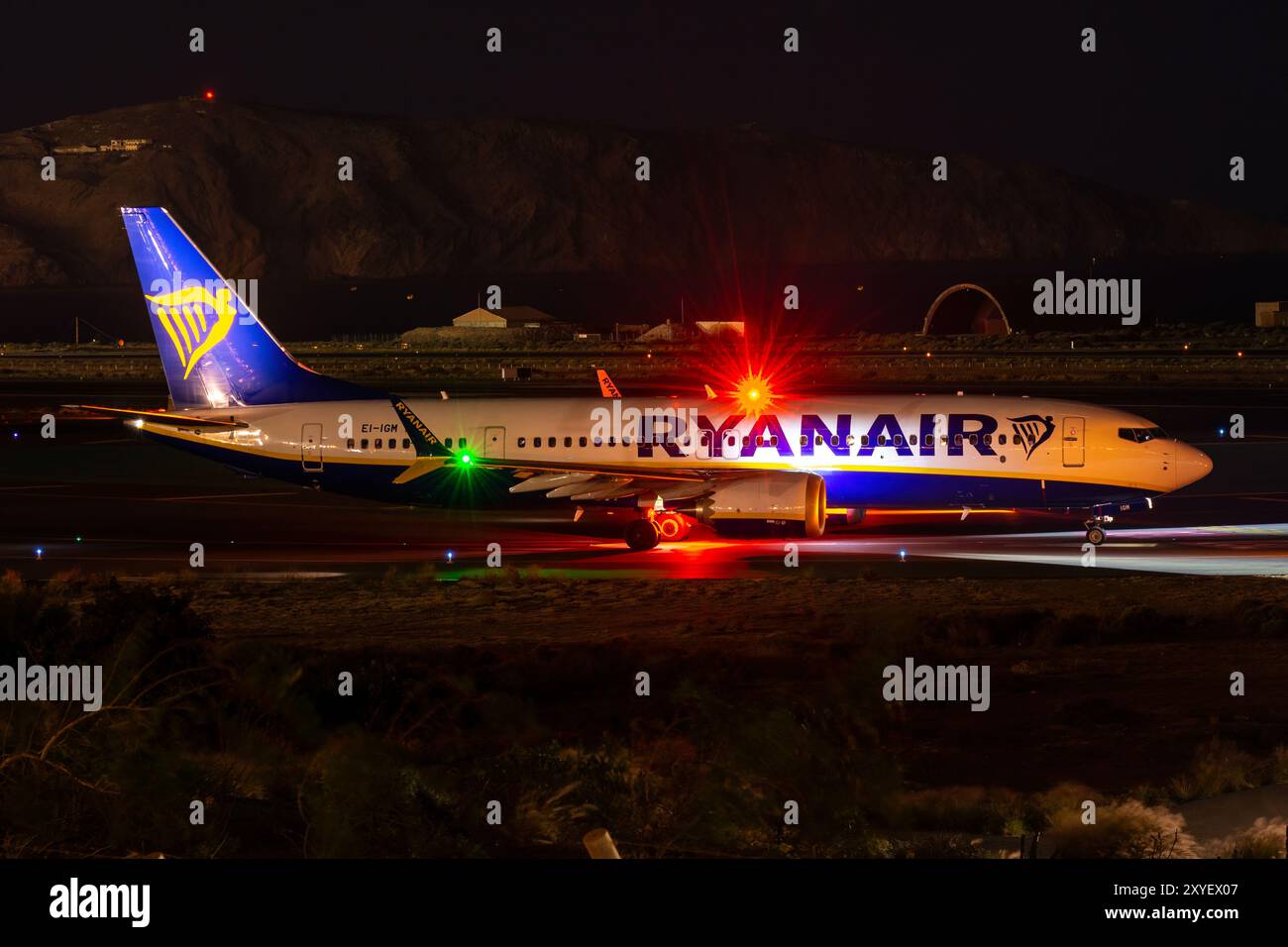 Nachtfoto eines Boeing 737 MAX Flugzeugs der Billigfluggesellschaft Ryanair. Stockfoto