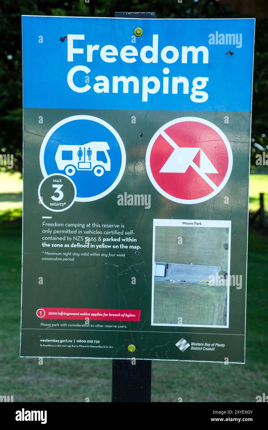 Freiheitscamping Schild am Moore Park, Katikati, Bay of Islands, Nordinsel, Neuseeland Stockfoto