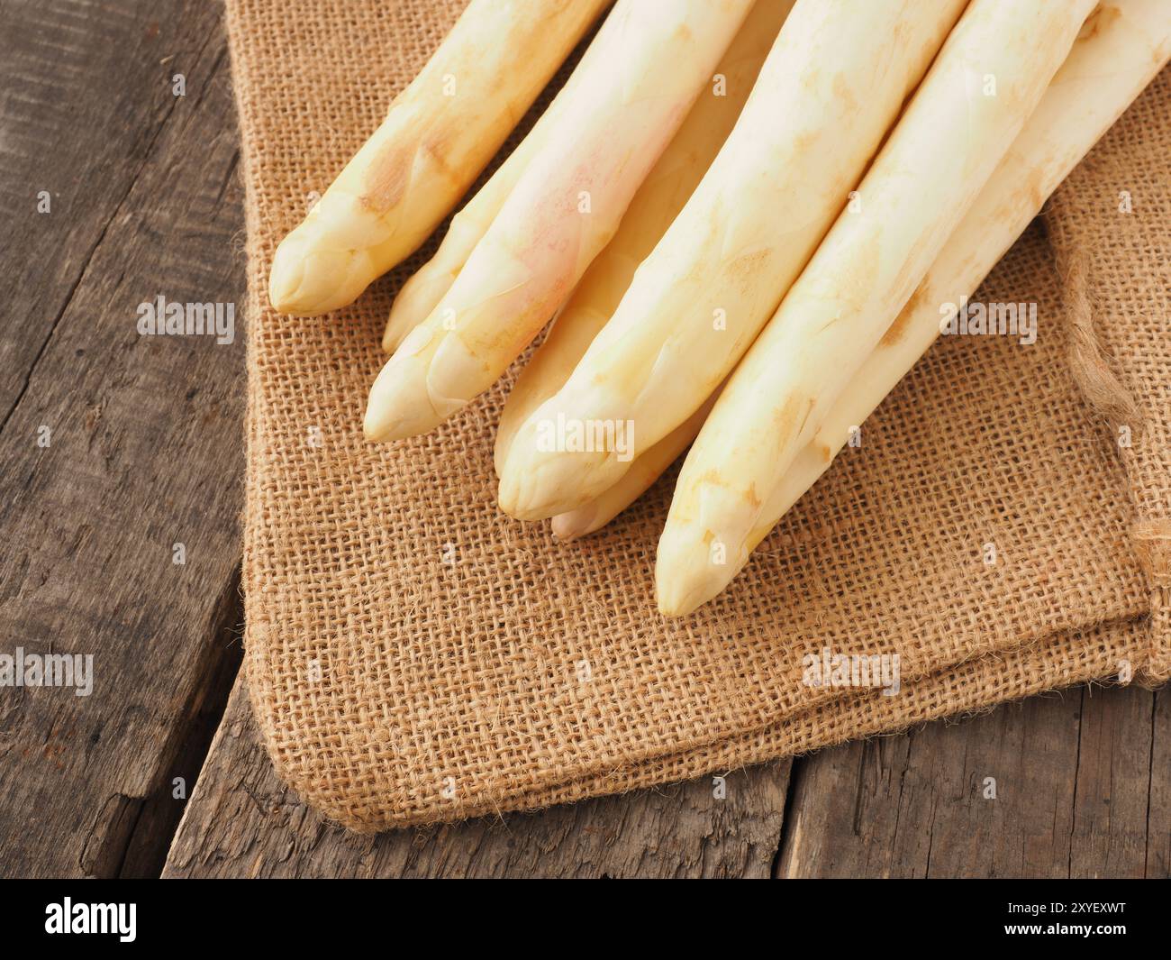 Frische organische weiße Spargel auf eine rustikale Küche aus Holz Tisch, gesunde Ernährung oder saisonale Lebensmittel Konzept Stockfoto