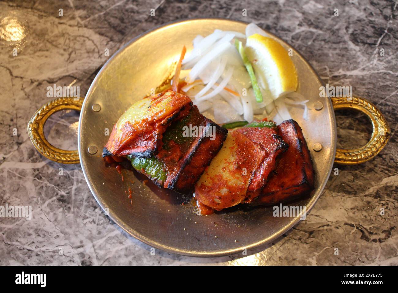 Indische Küche: Paneer Tikka (frischer Käse gewürzt und im Tandoor gegrillt) Stockfoto