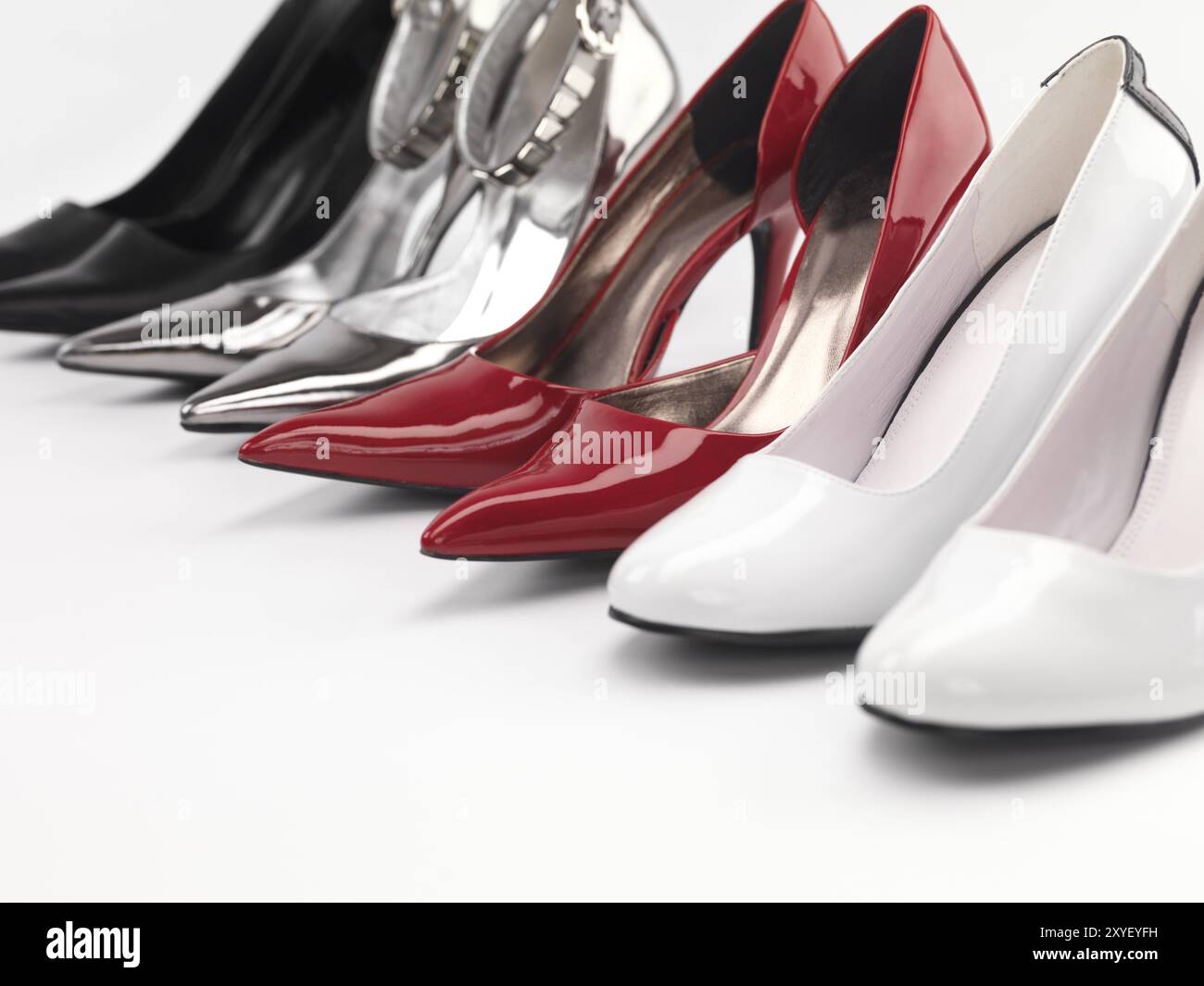 Vier Paare von modischen high Heel Stiletto Schuhe auf weißem Hintergrund Stockfoto