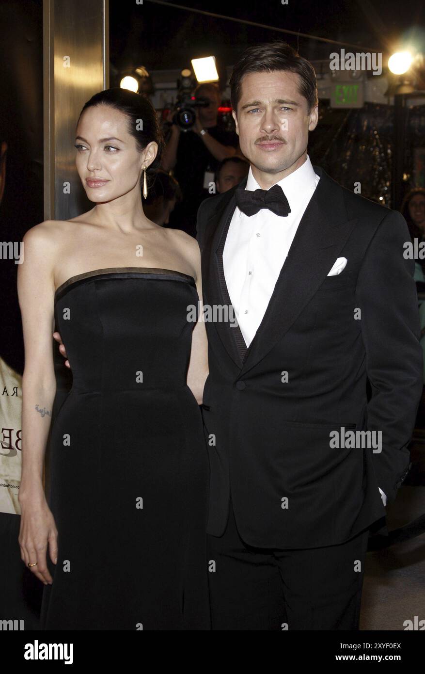 Brad Pitt und Angelina Jolie bei der Premiere von „The Curious Case of Benjamin Button“ in Los Angeles im Mann's Village Theater in Westwood auf de Stockfoto