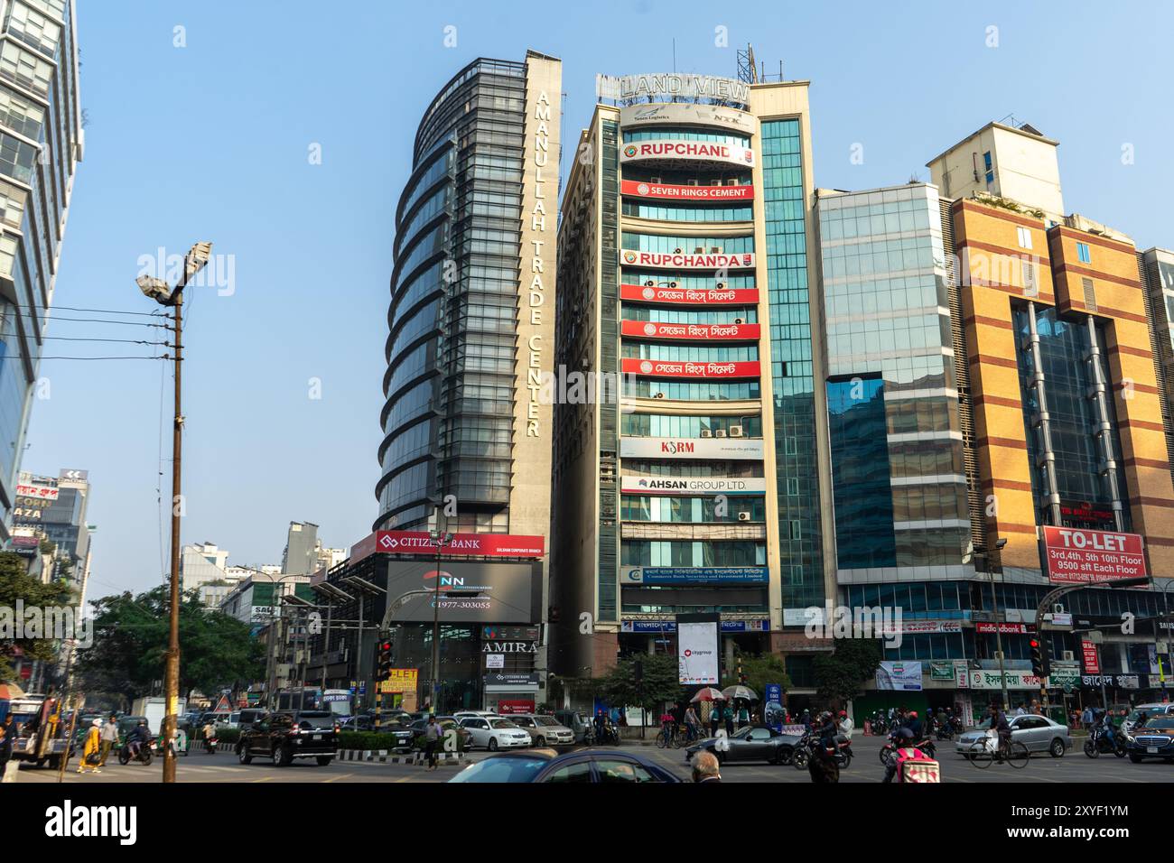 Dhaka, Bangladesch - 05.16.2023: Moderne Bürogebäude Amanullah Trade Center in Dhaka mit viel Straßenverkehr tagsüber. Hochhäuser Stockfoto