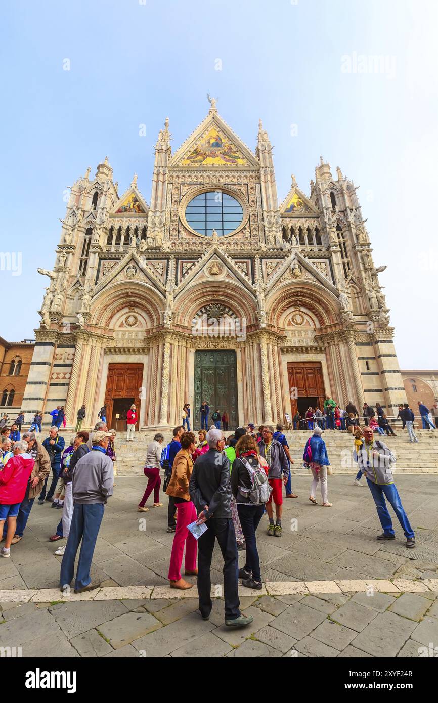 Siena, Italien, 25. Oktober 2018: Wahrzeichen der Toskana Kathedrale von Siena, Duomo di Siena und Touristen, Europa Stockfoto